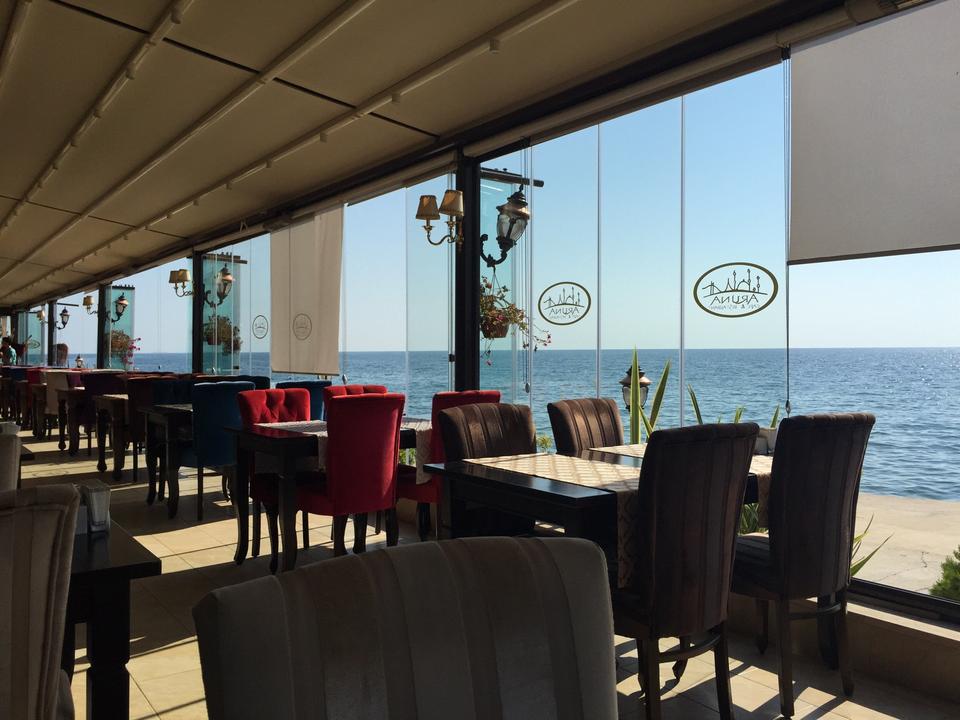 Aruna Cafe & Restaurant