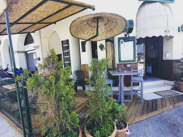 Cafe Le Petit
