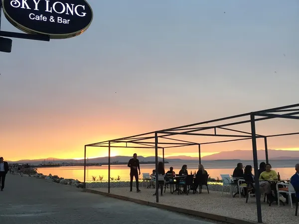 Sky Long Cafe & Bar