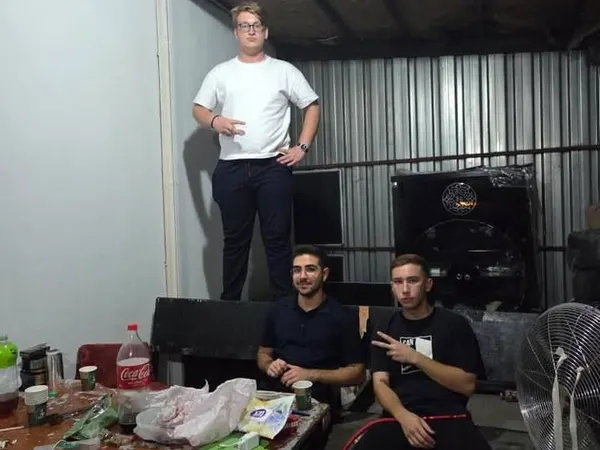 Lion Garage