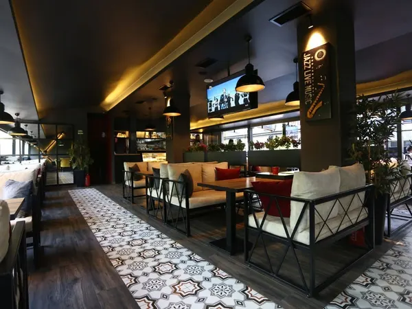 Reina Bi Lounge