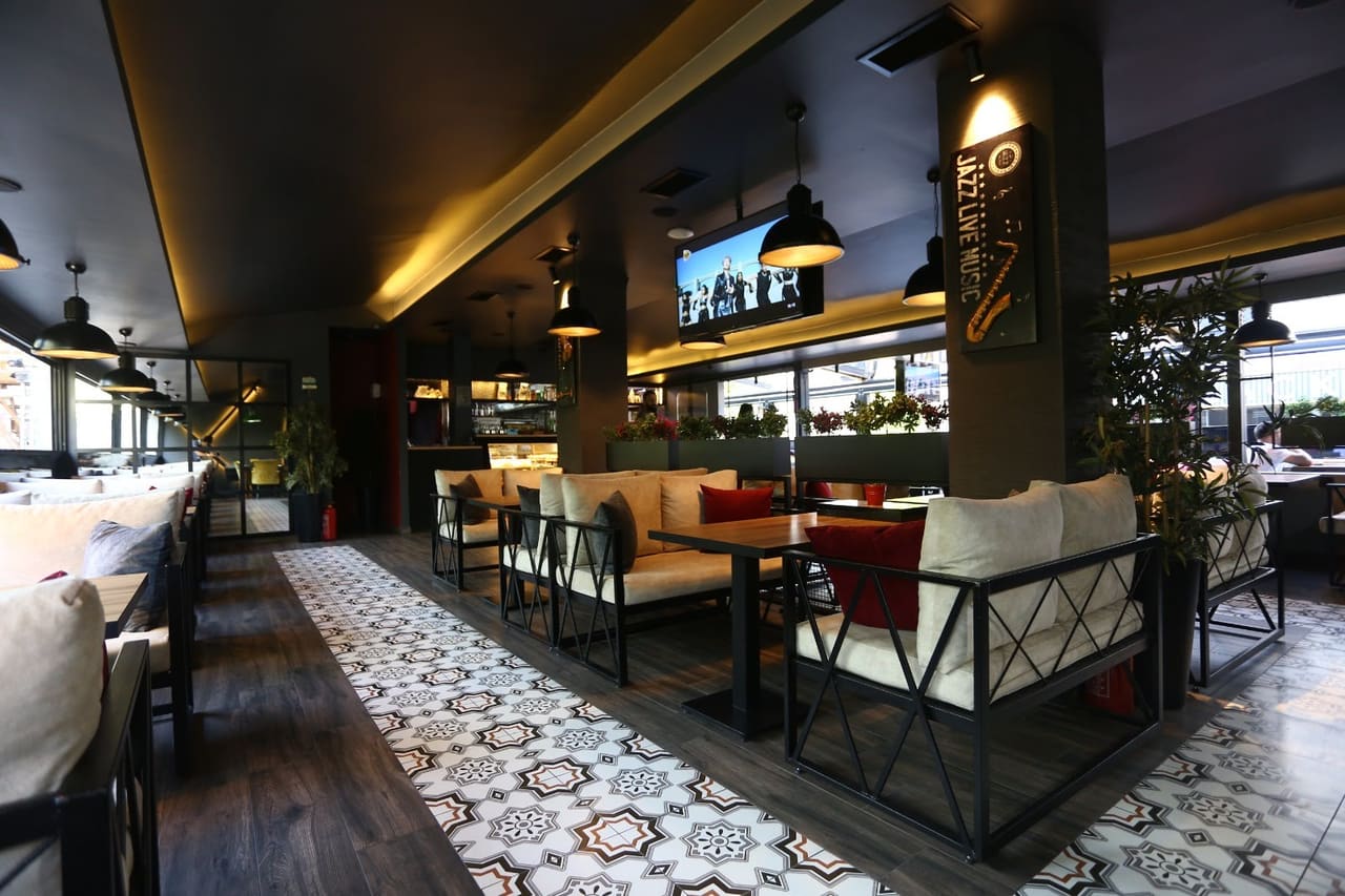 Reina Bi Lounge