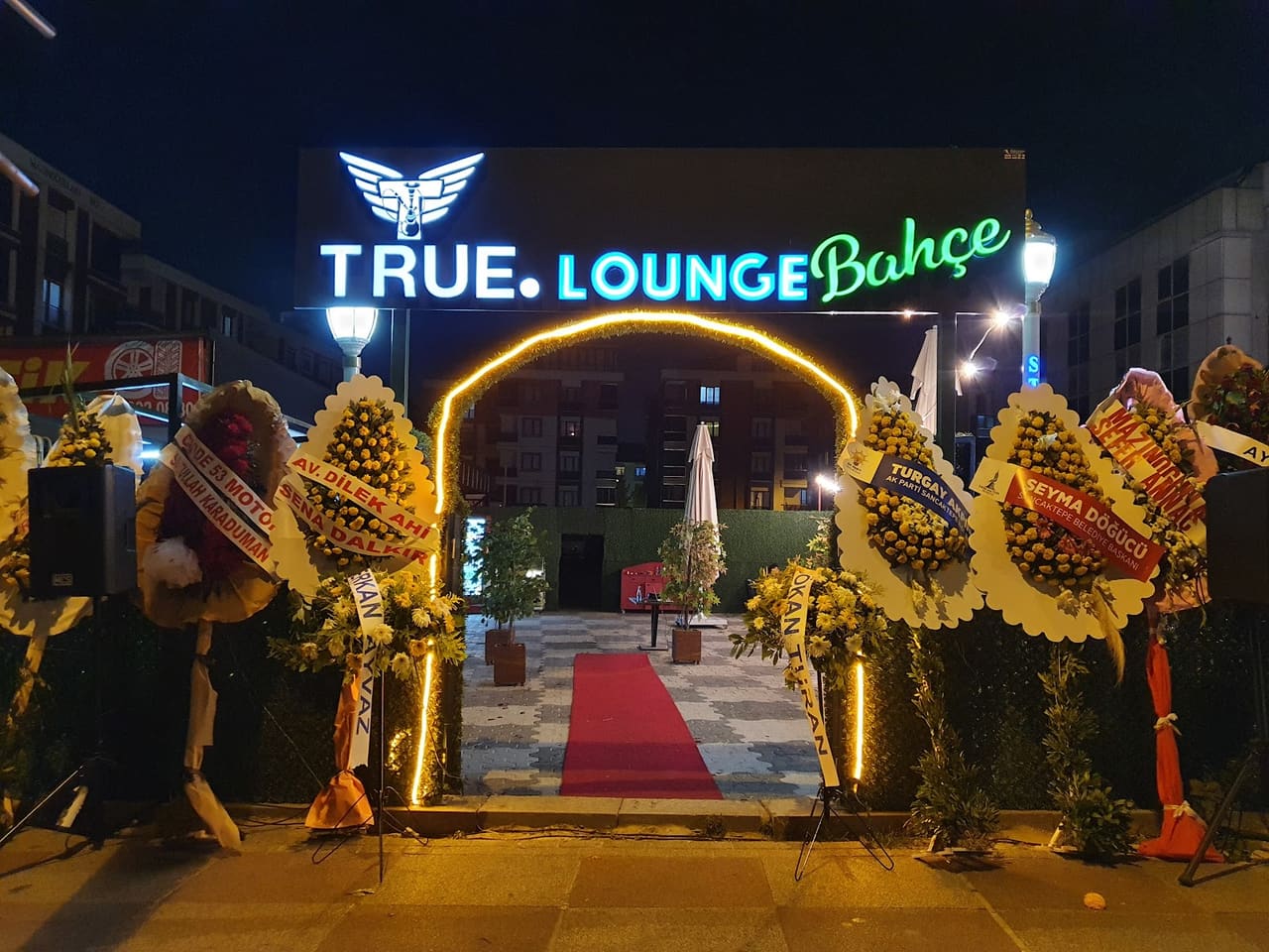 True Lounge bahçe
