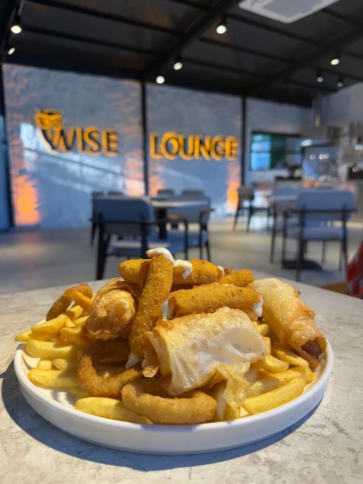 Wise Lounge Cafe